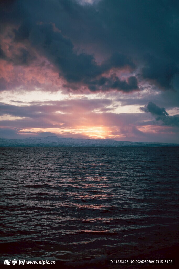 海上日落时的壮丽天空