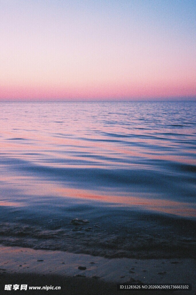 海边日落时分的宁静水面
