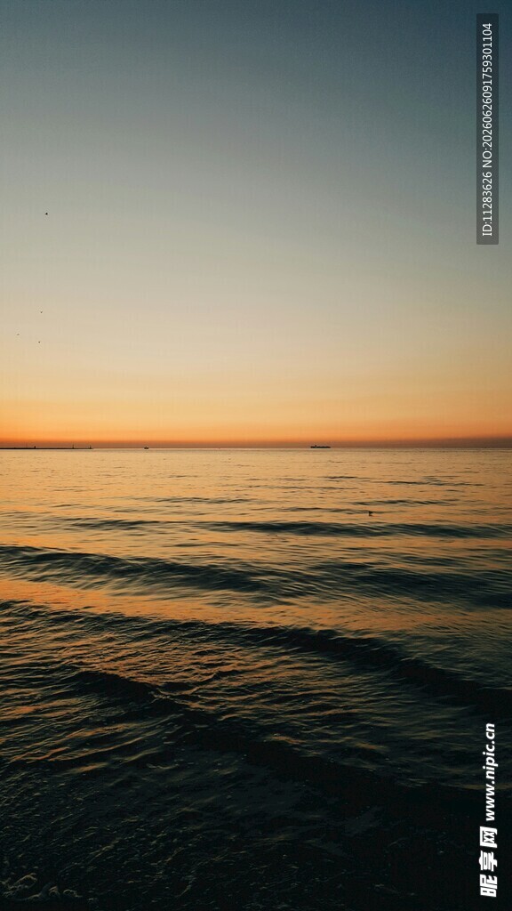 海边日落时分的静谧海面