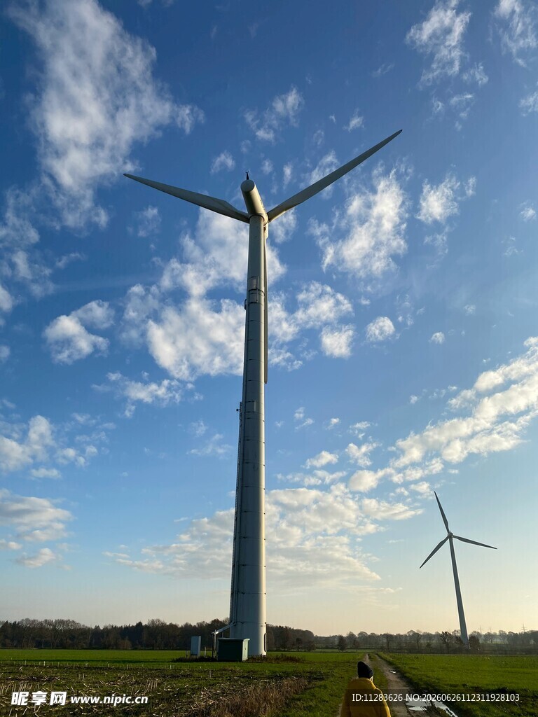 田野上的风力发电机