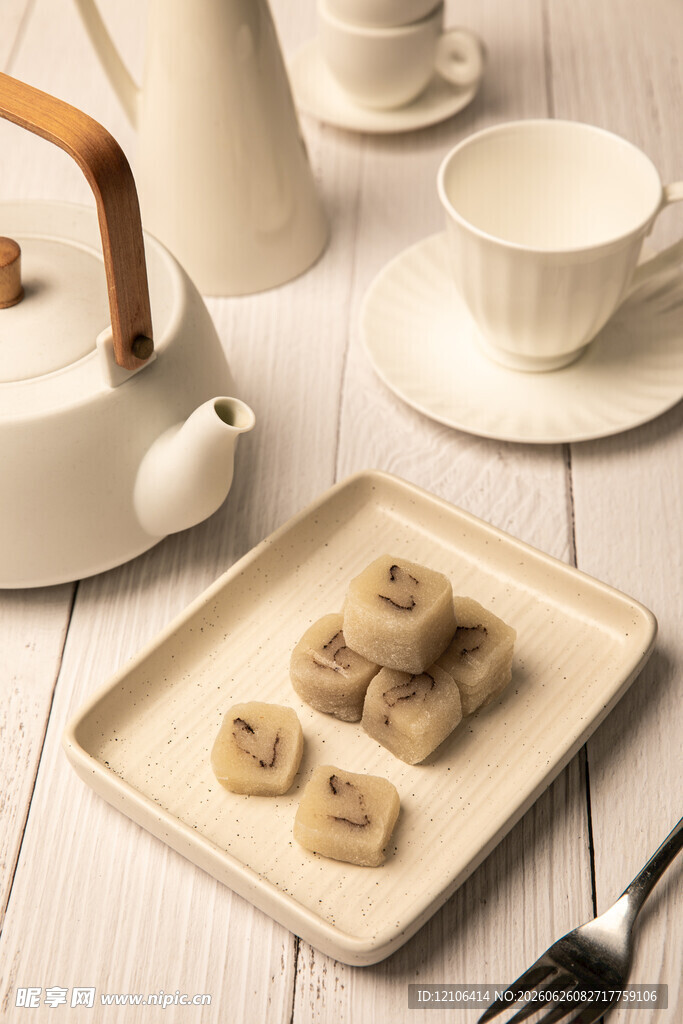 精致白色麻薯与茶具的优雅组合