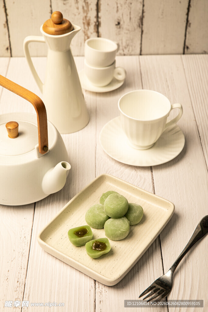 日式抹茶点心与茶具组合