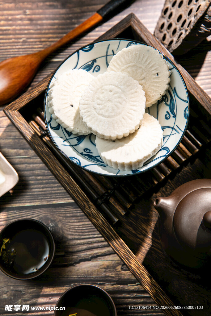 中式茶具与精致白色麻薯糕点