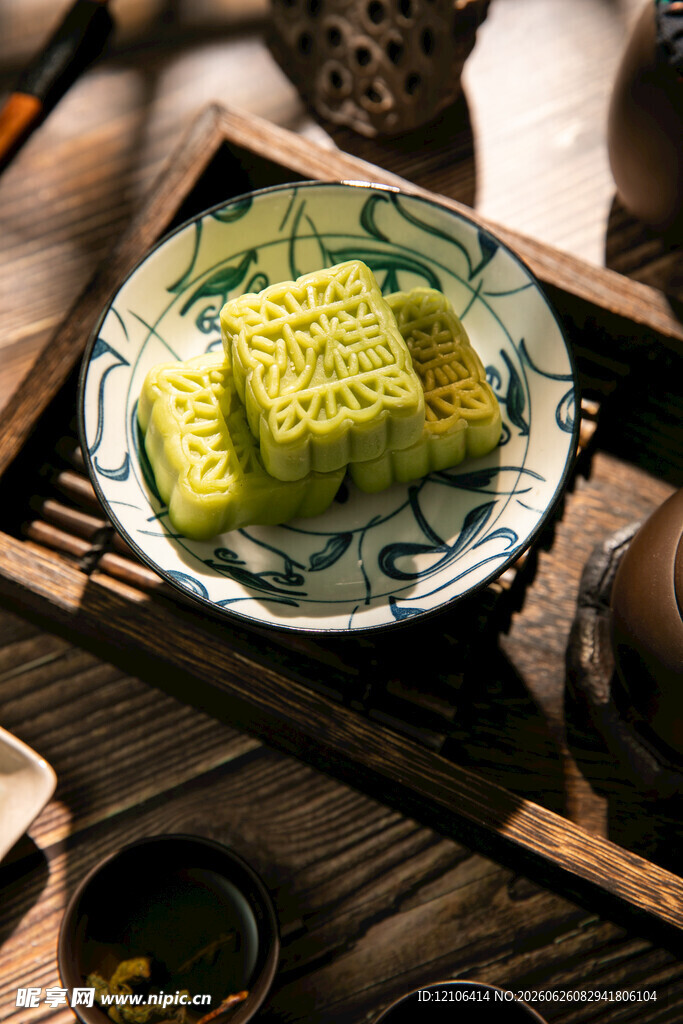 传统绿豆糕点摆于中式茶具旁