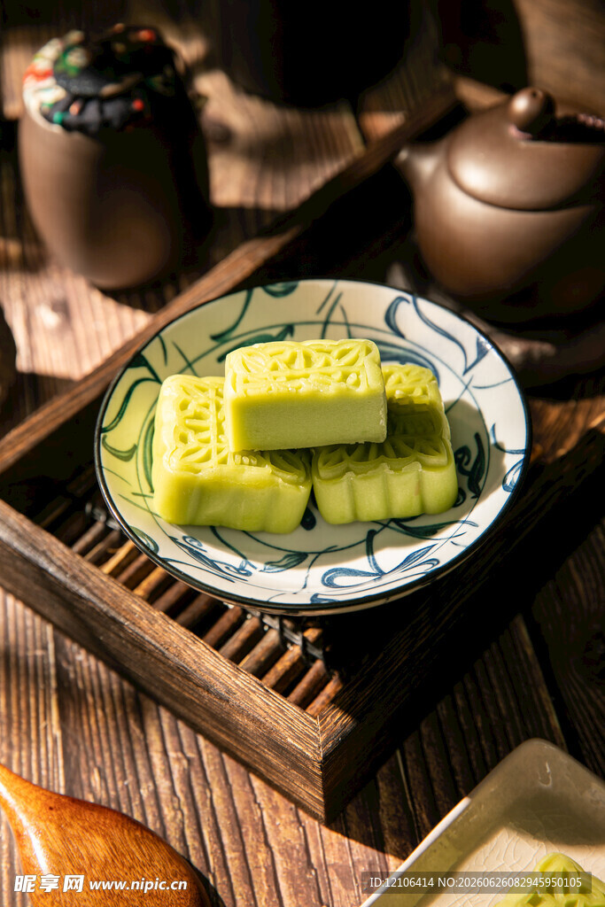 绿豆糕点摆于中式茶具旁