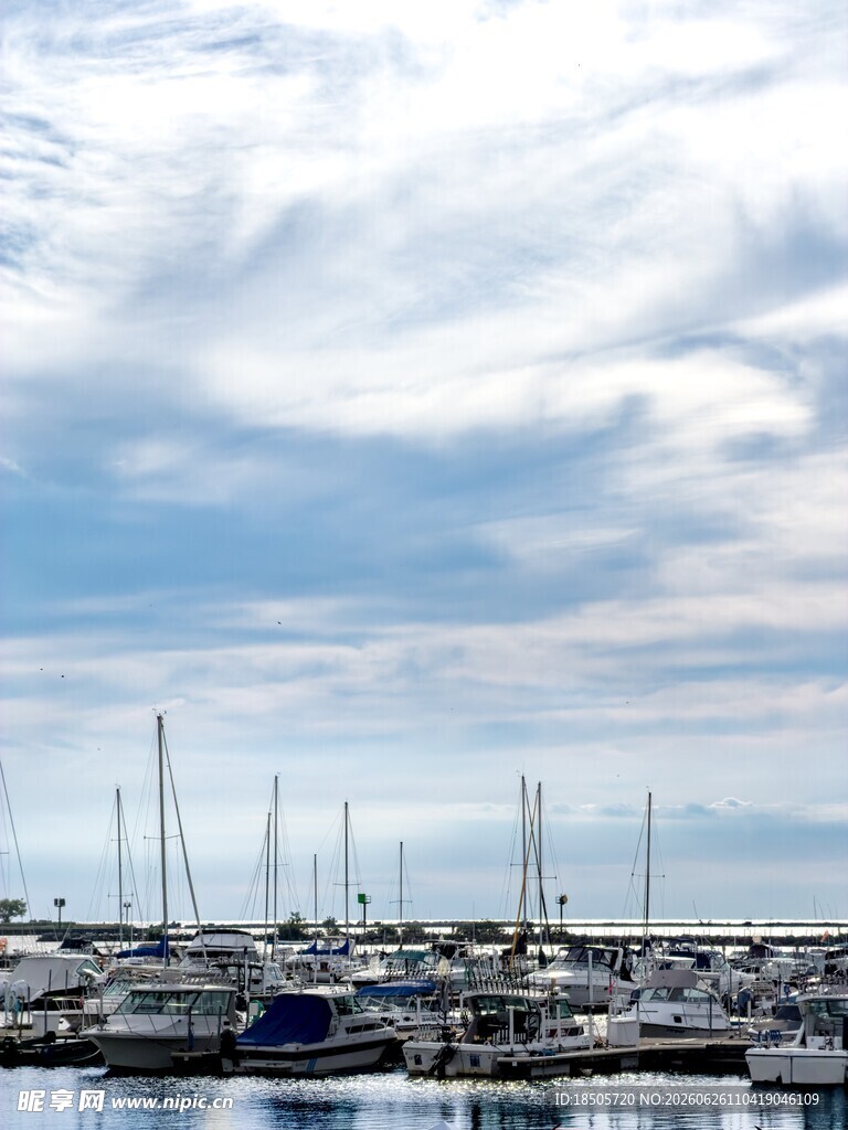 宁静海港中的林立帆船