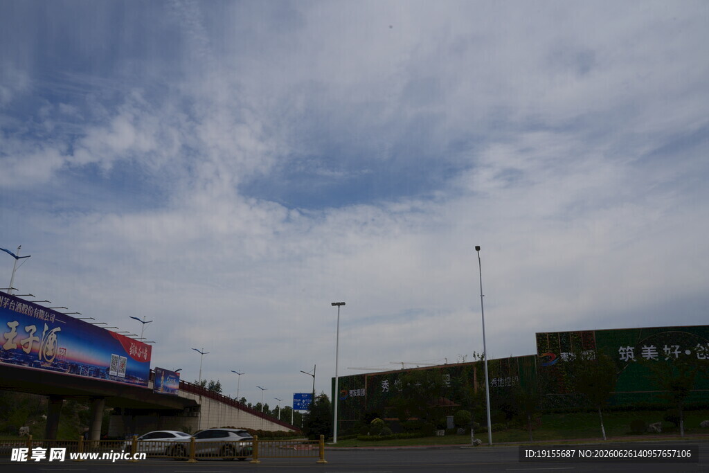 城市户外建筑与天空景象