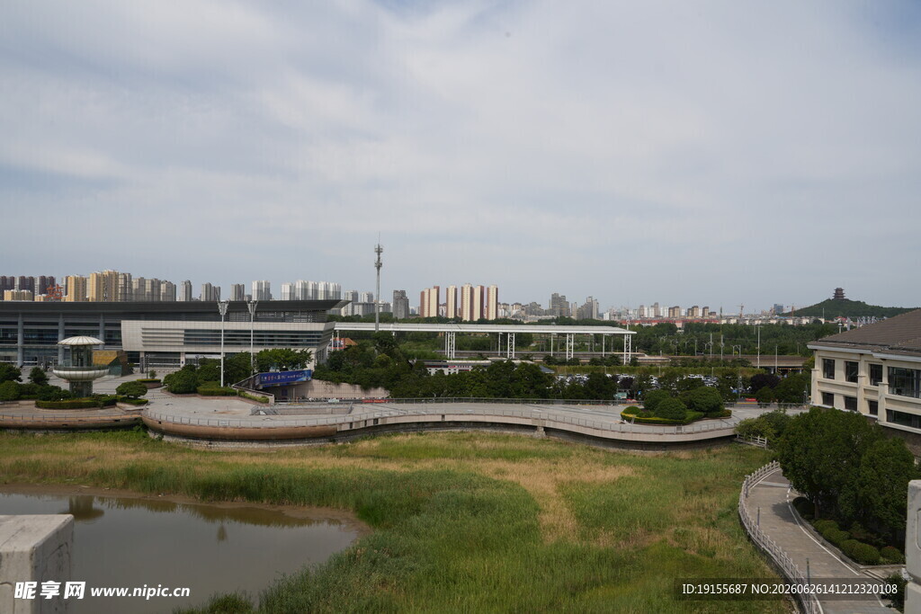 城市开阔景观与建筑群落