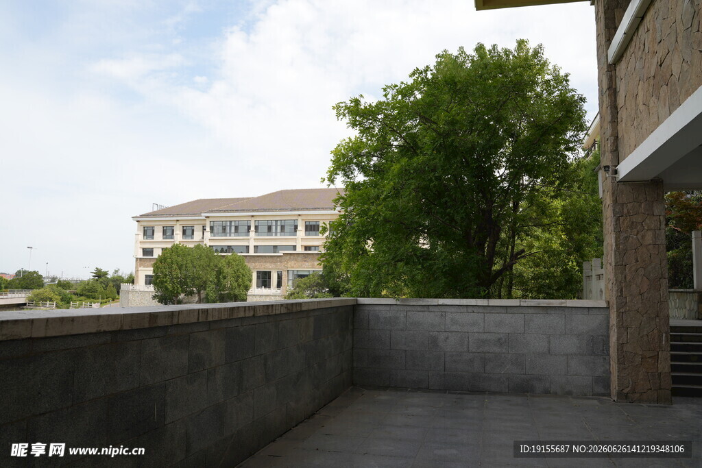 户外庭院与远处建筑风景