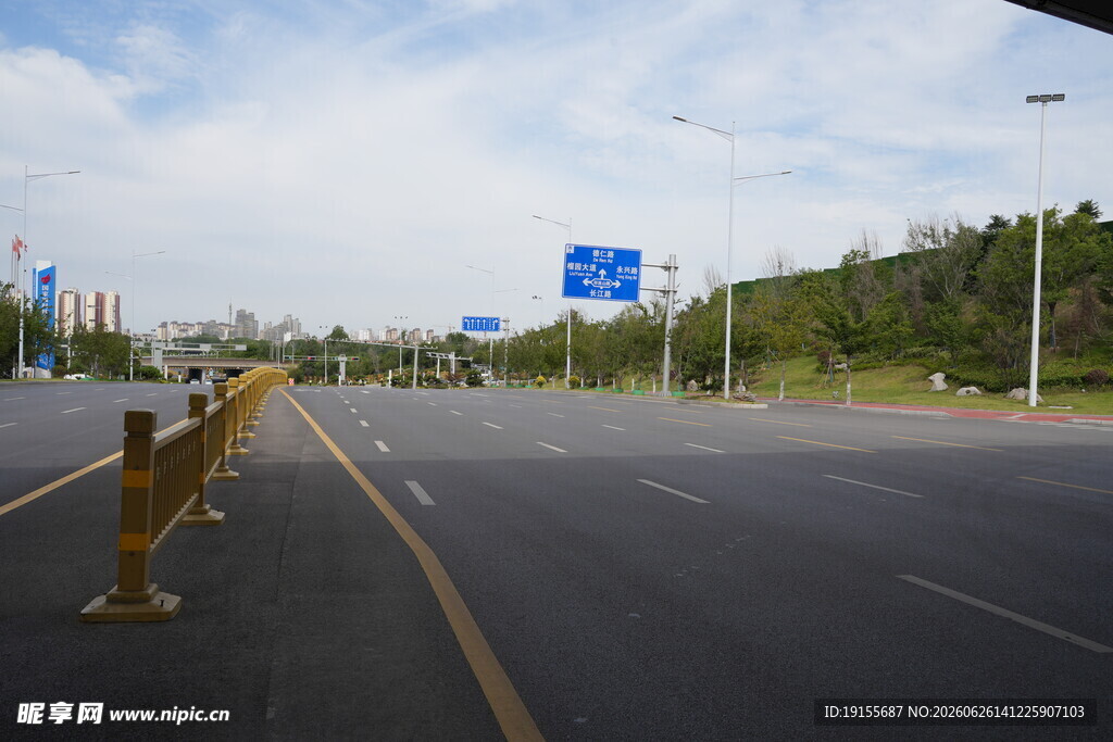 空旷宽阔的城市道路景象