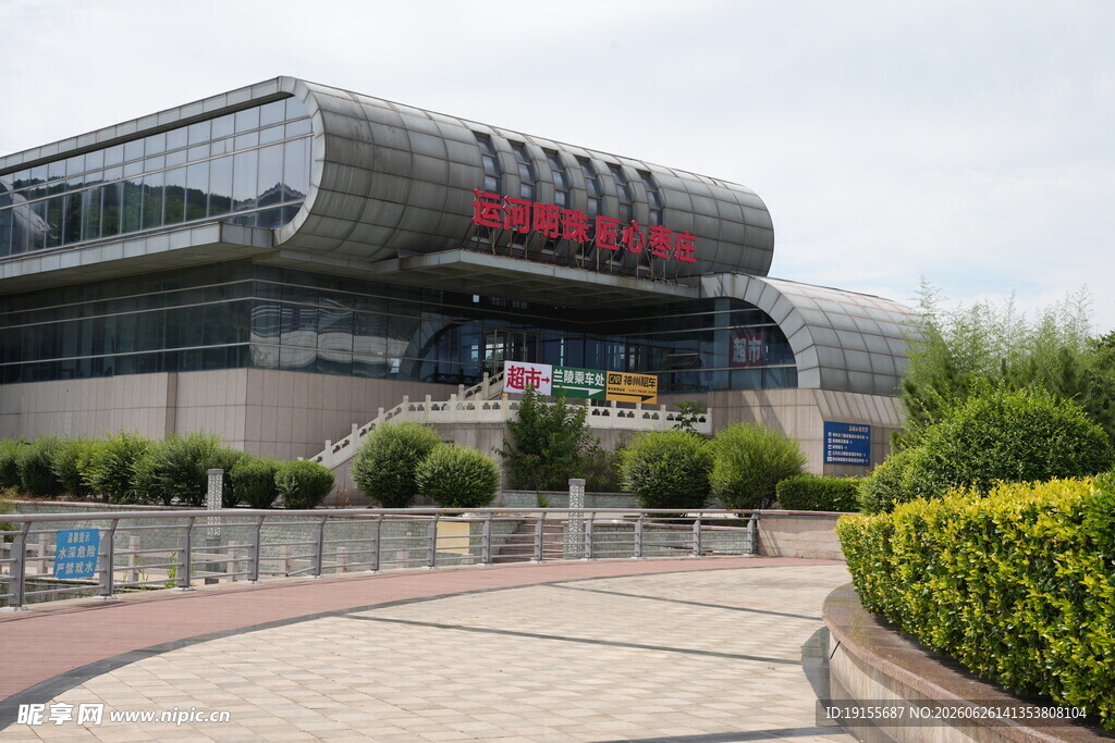 现代风格商业建筑外观