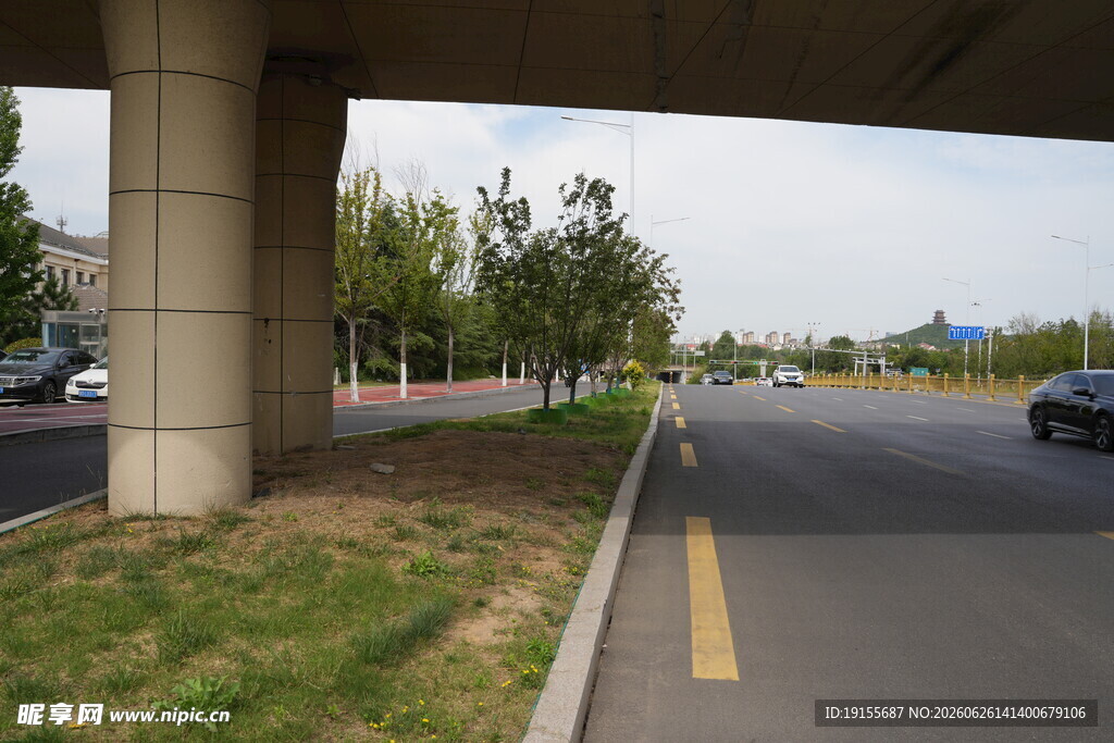 公路旁的高架桥景象