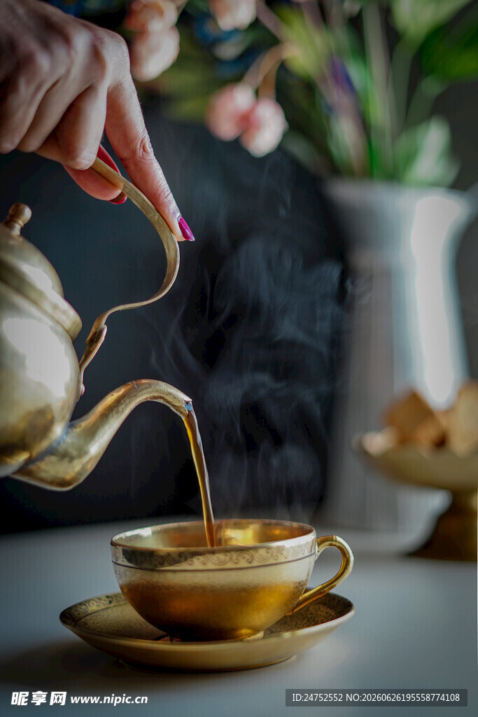 优雅倒茶瞬间