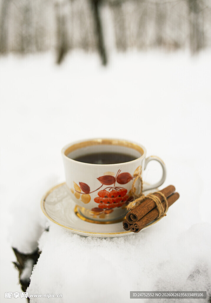 雪地中的温暖咖啡时光