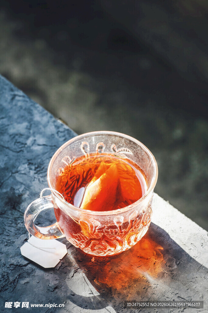 透明玻璃杯中盛放的热茶