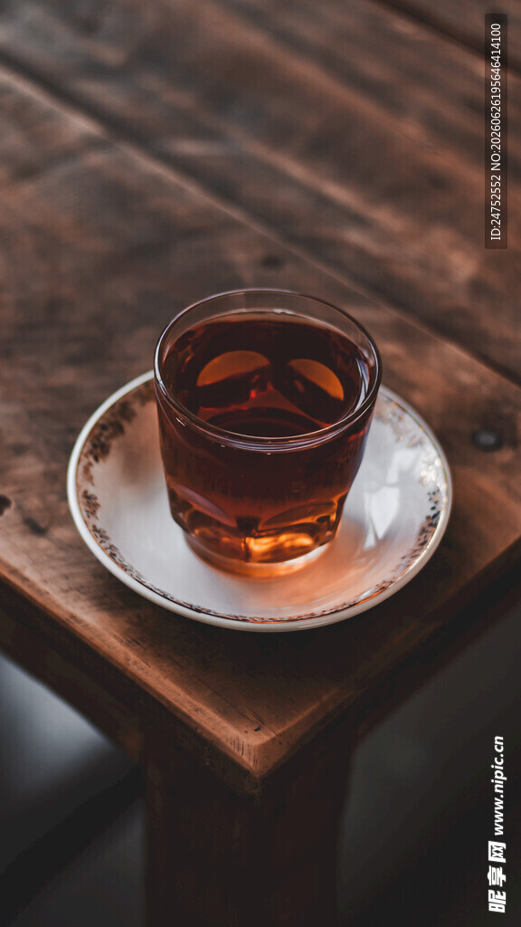 木桌上的一杯热茶