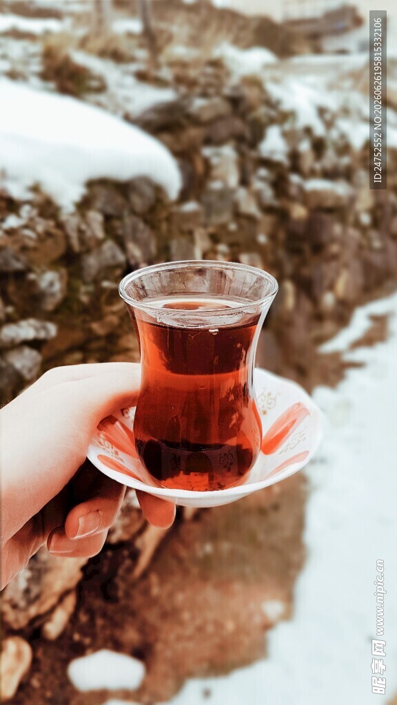 雪地中手捧热茶的惬意时刻