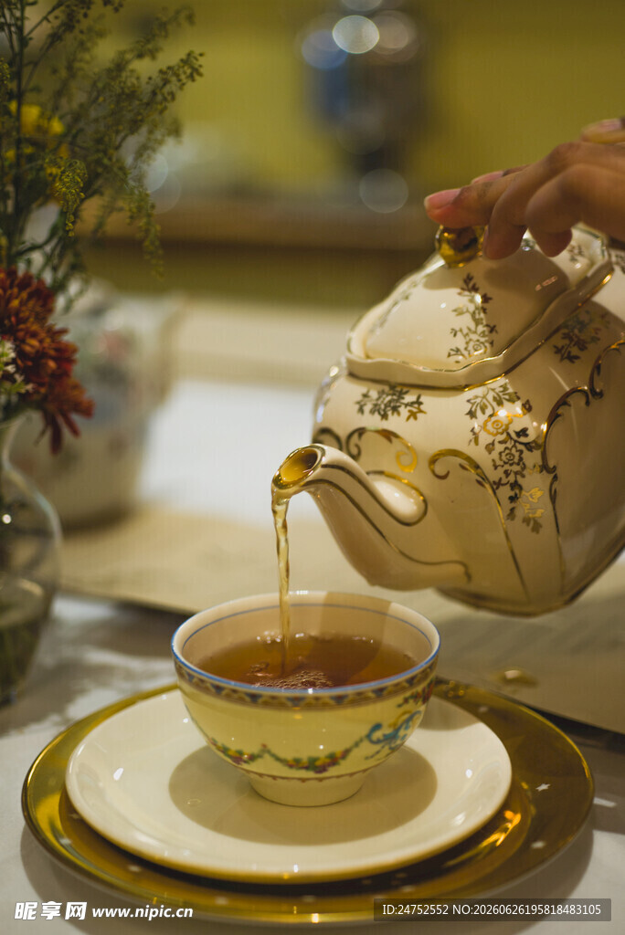 优雅茶壶倒茶入精致茶杯