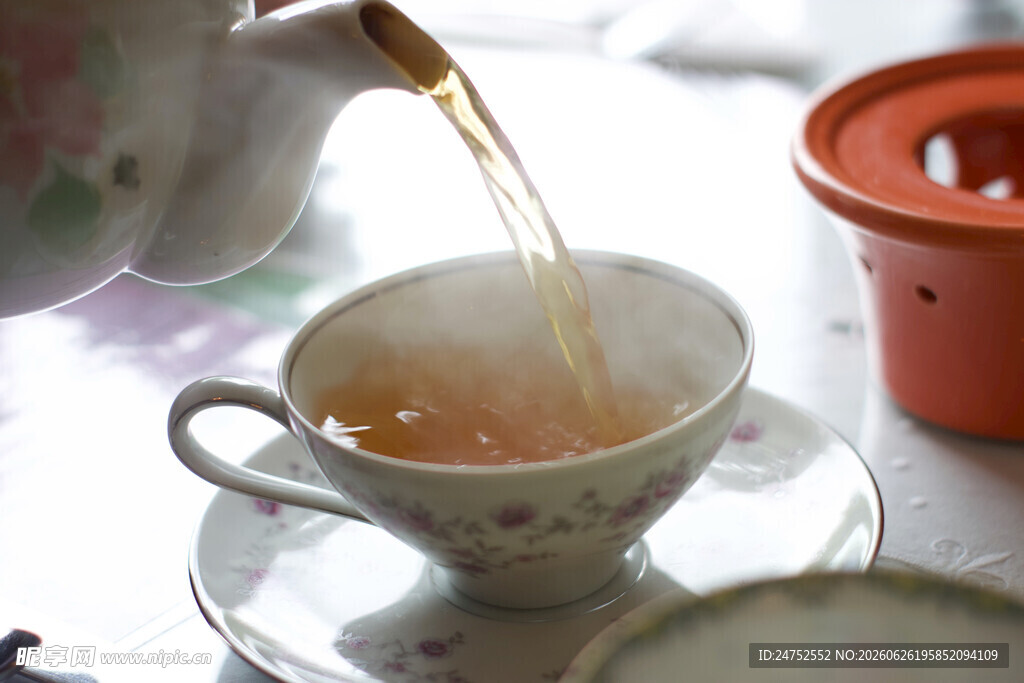 茶壶倒茶入精致茶杯