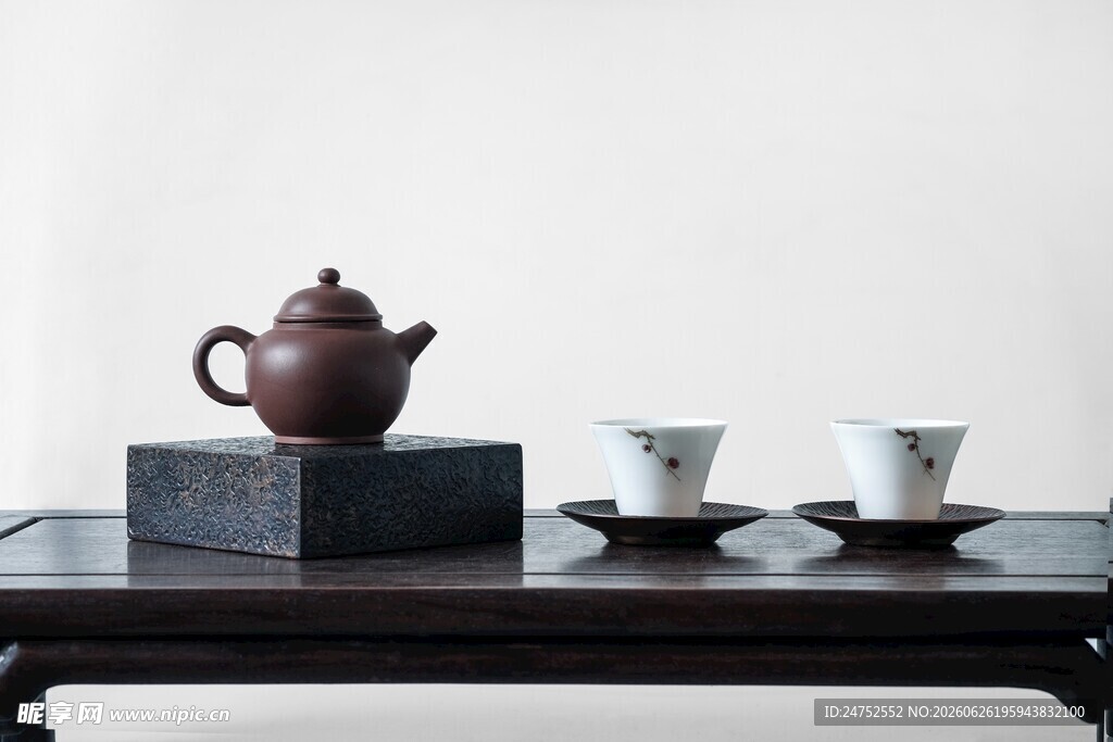 中式茶具摆设于古朴桌上