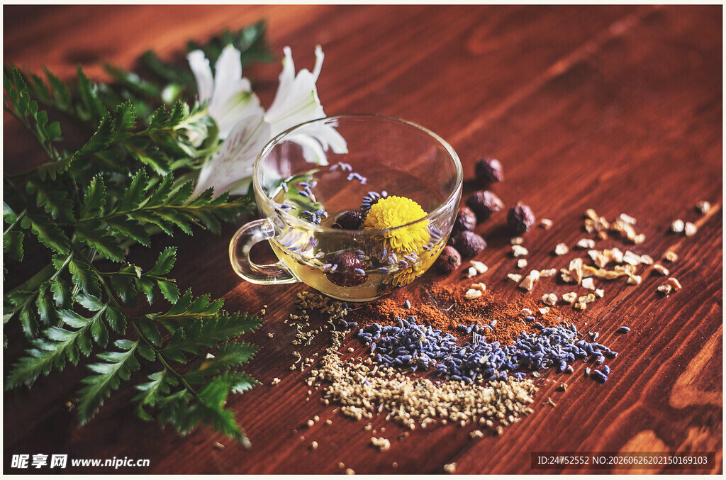 玻璃杯中多彩花草茶