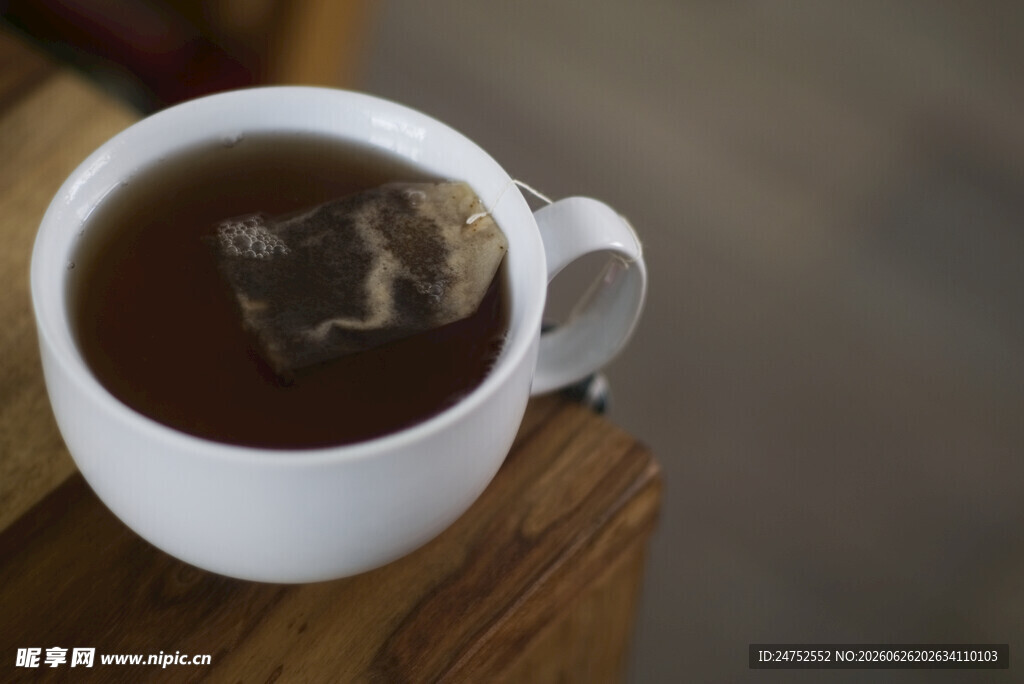 白色杯中的袋泡茶