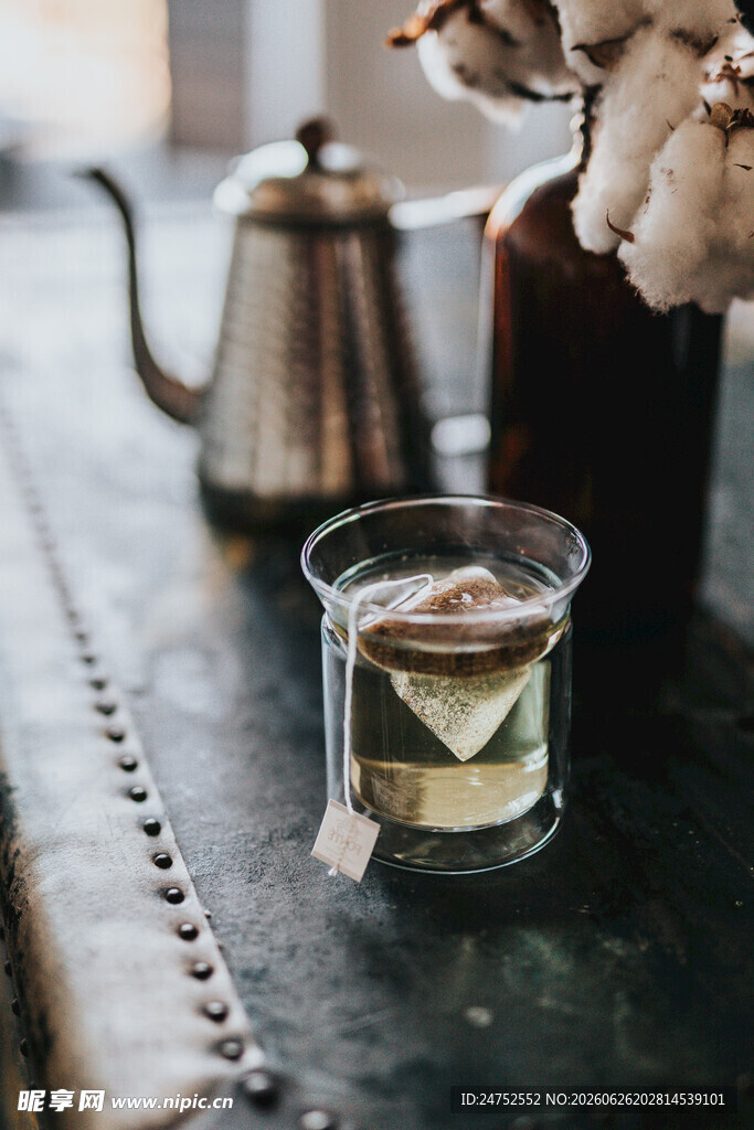 玻璃杯中泡着的清新茶叶