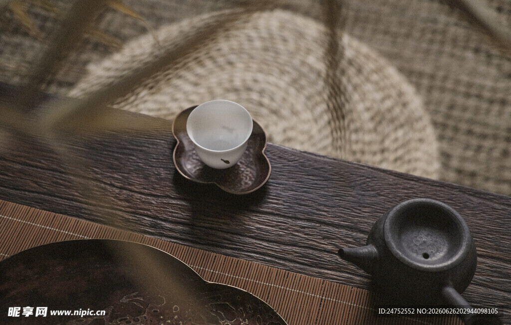 古朴茶具与草帽的闲适组合