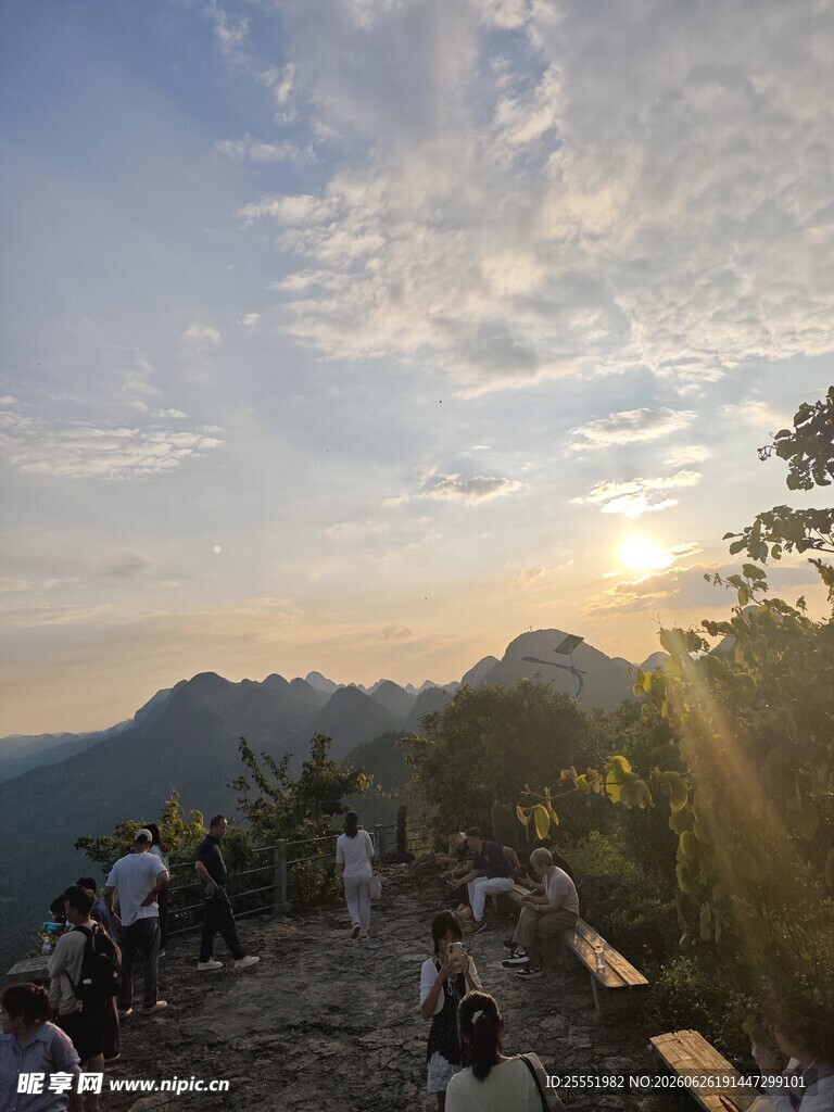 山顶观日落的人群