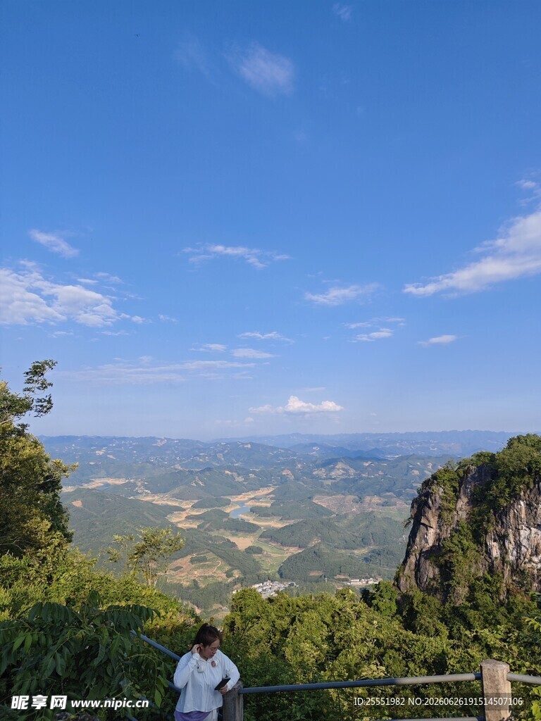 山顶俯瞰壮丽山景风光