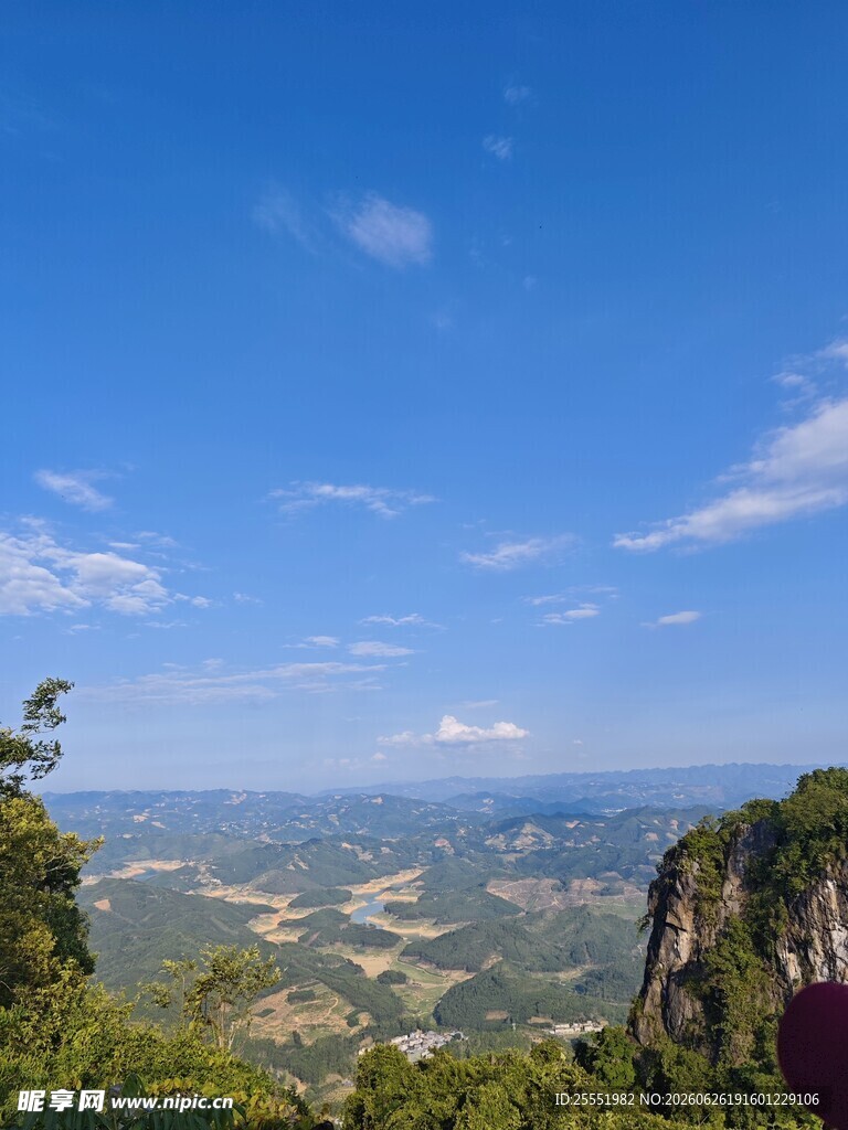 山巅远眺的壮阔风景