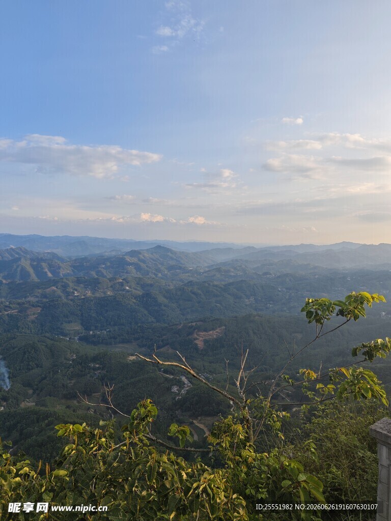 山巅远眺美景