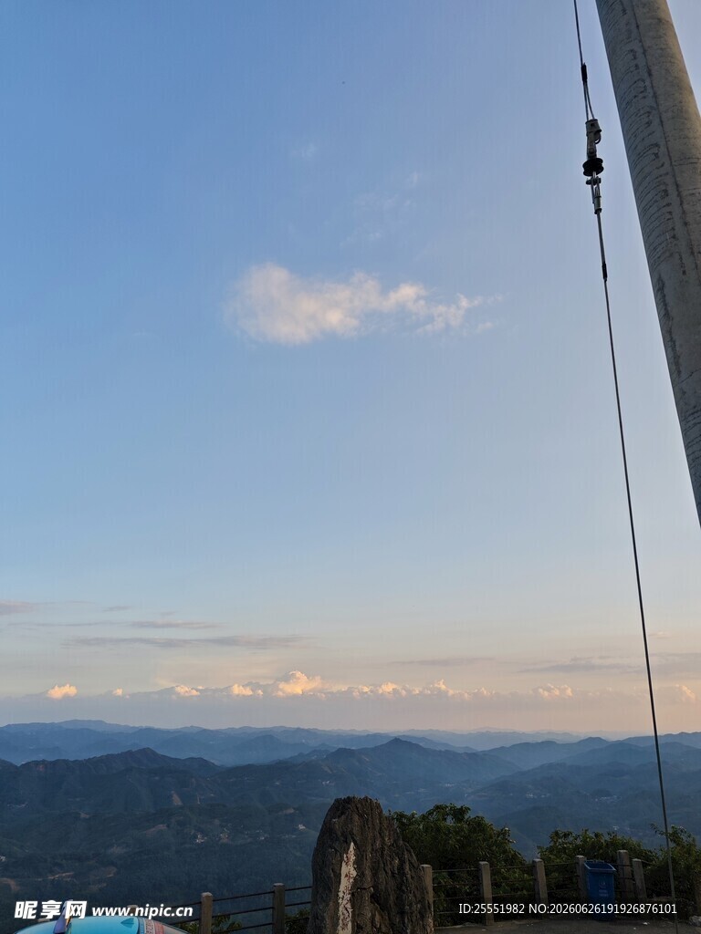 山顶眺望远方美丽景致