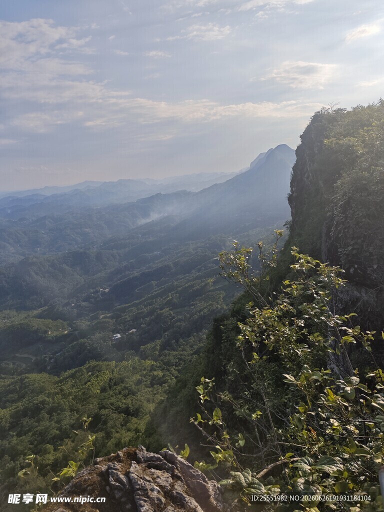 山巅远眺壮丽自然景观