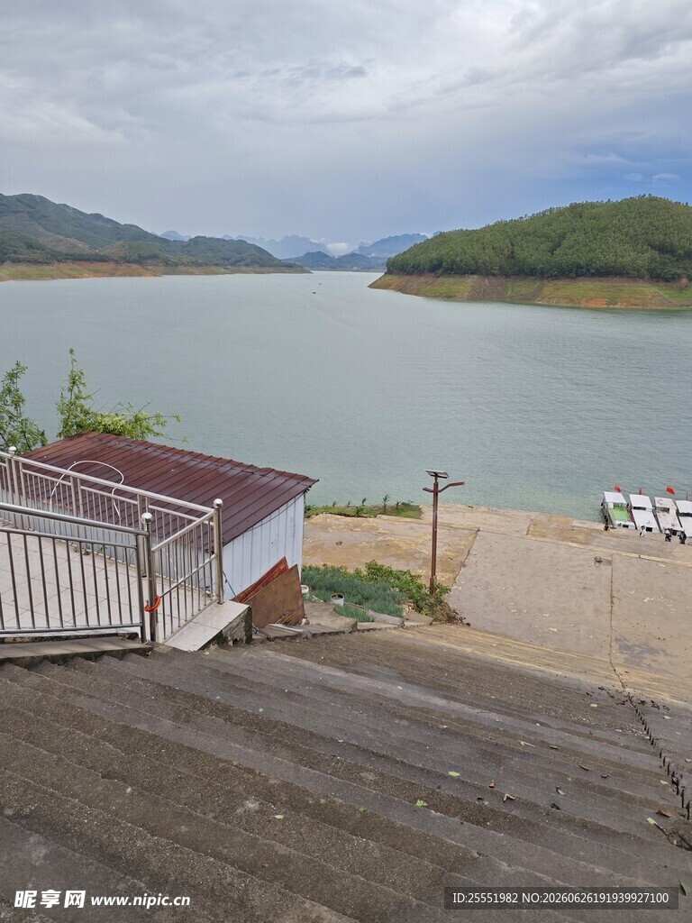 湖畔小屋与宁静水域风光