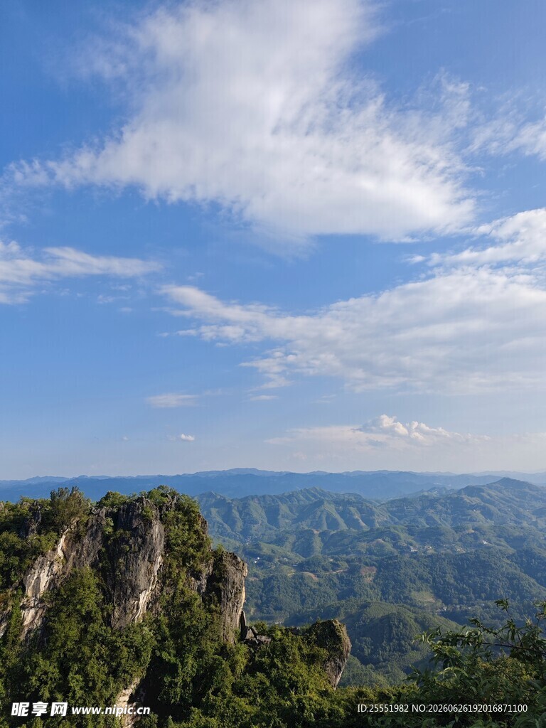 壮丽山景与蓝天白云