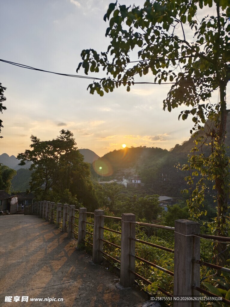黄昏下的林间小道美景