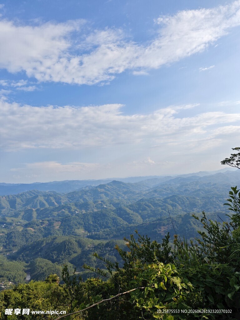 山峦云海间的壮美风景