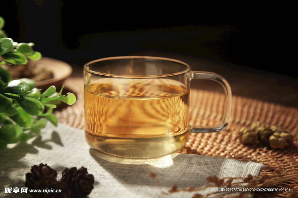 一杯热茶静享闲适时光