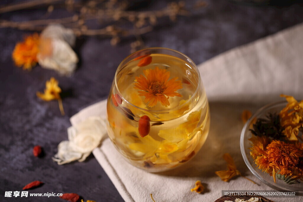 菊花枸杞养生花茶一杯