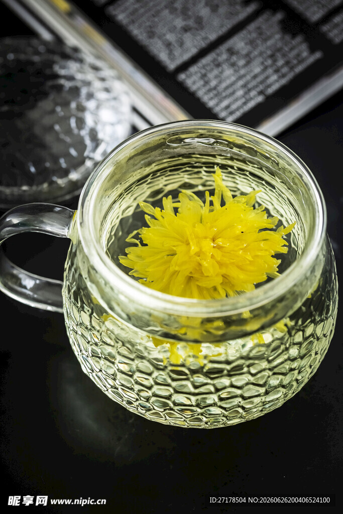 玻璃杯中盛放的黄色花朵