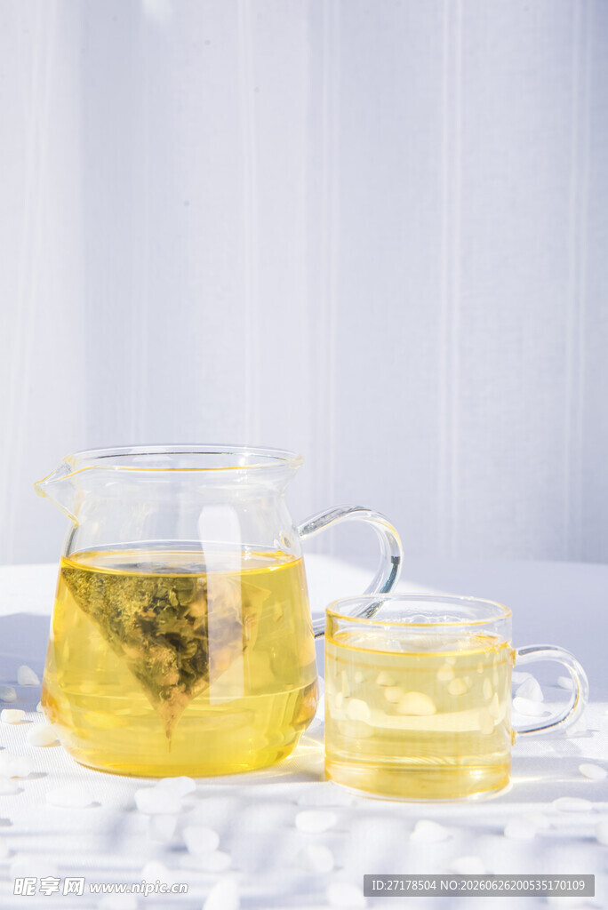 透明玻璃茶具泡制的清茶