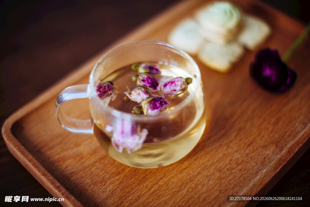 木托盘上的花茶饮品