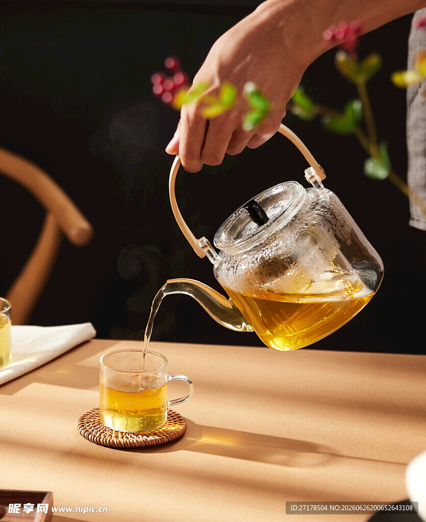 手倾茶壶倒茶瞬间