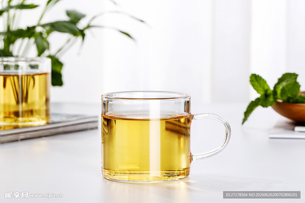 透明玻璃杯中金黄茶水