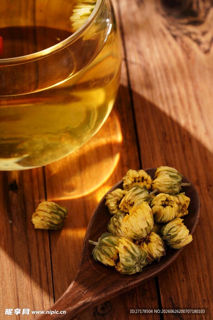 木勺上的干菊花与茶杯