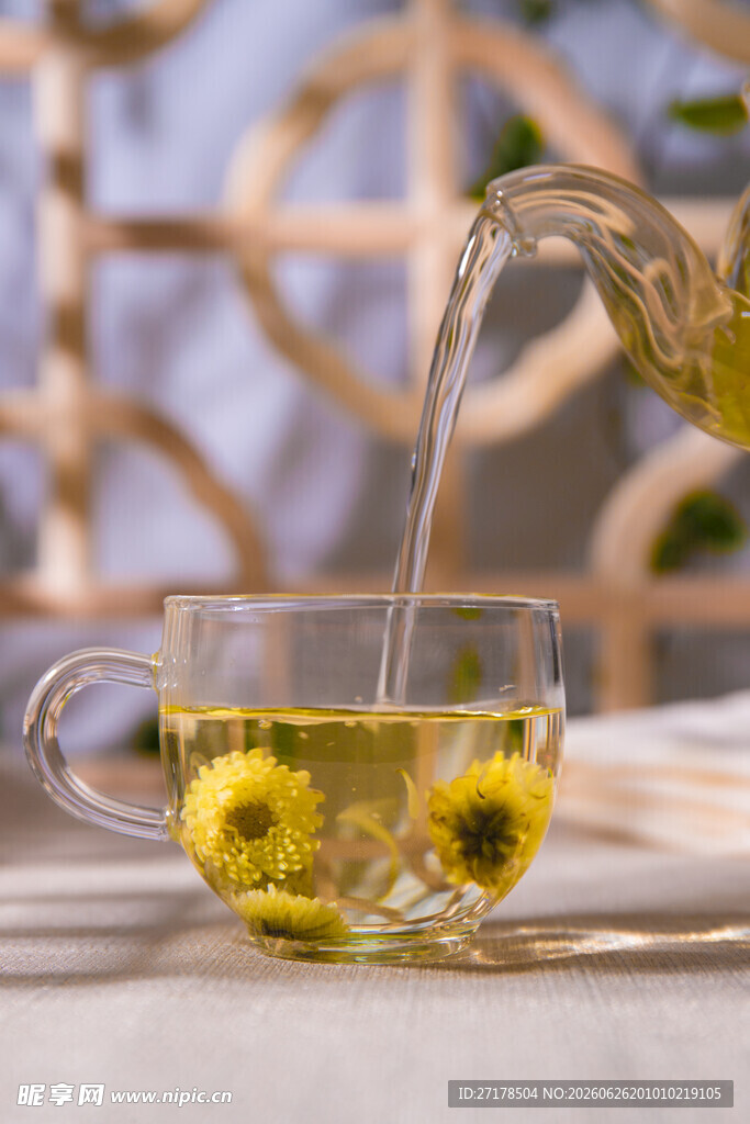 菊花入杯茶汤金黄澄澈