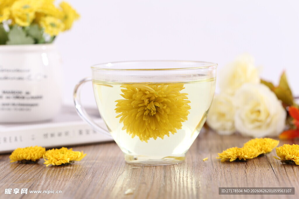 透明杯中绽放的清新菊花茶