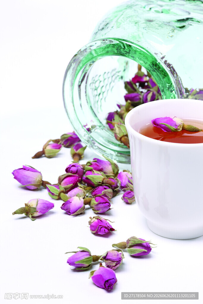 玫瑰花瓣与杯中花茶