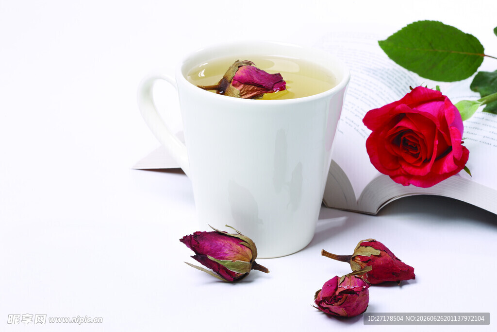 玫瑰花瓣茶与娇艳玫瑰